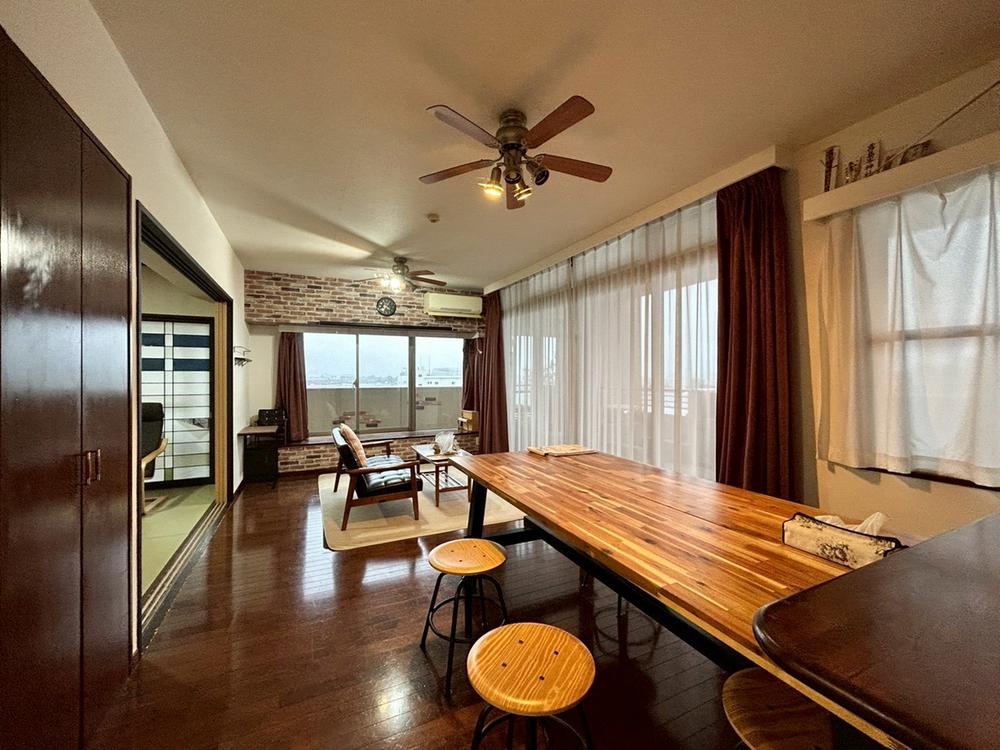 Top Floor Corner Apartment with Great Views - Photo 1