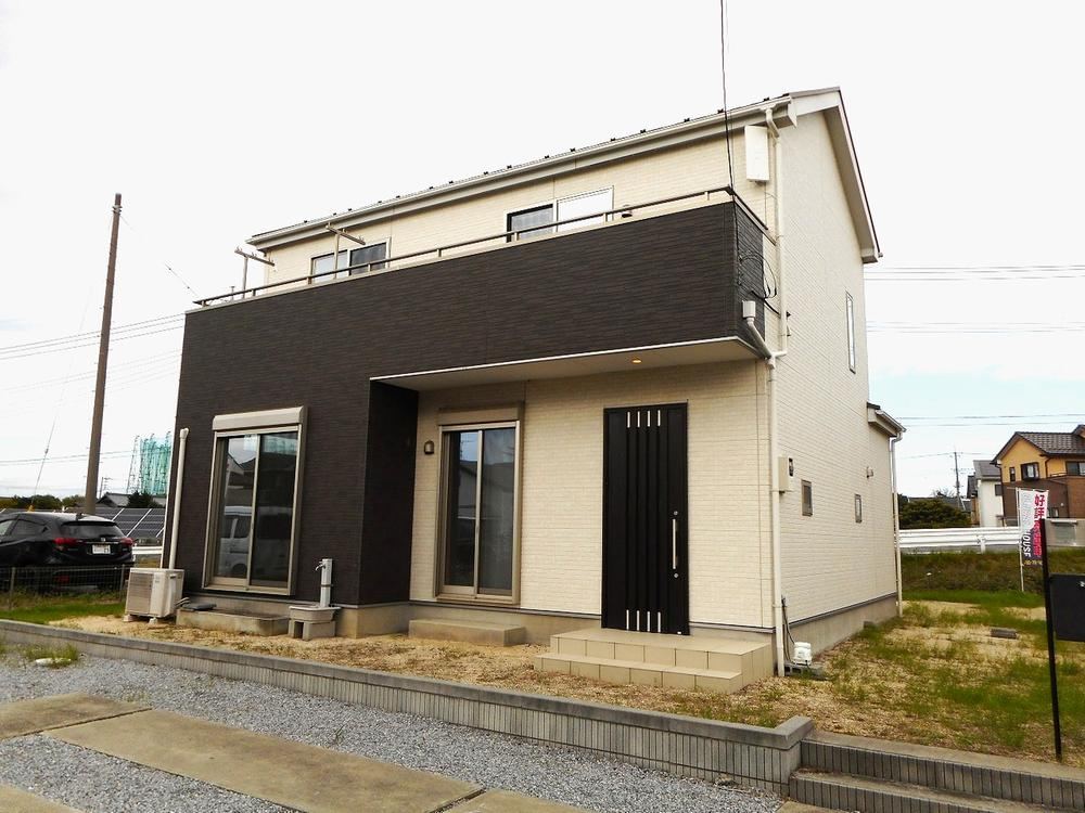 Modern 4LDK Home with Spacious Yard in Kazo - Photo 1