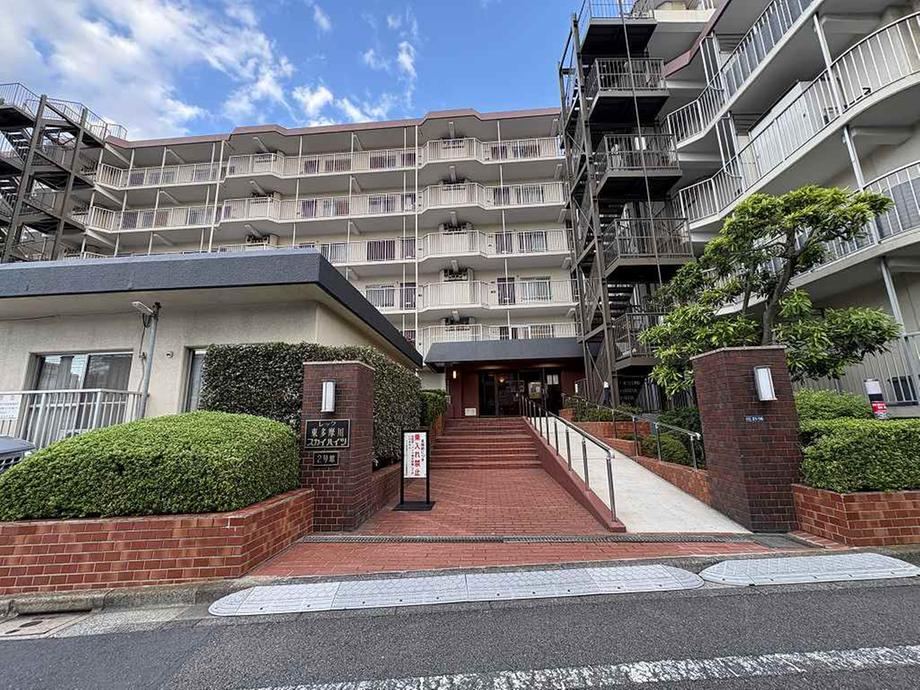 Spacious 2LDK Apartment with Rooftop Balcony - Photo 1