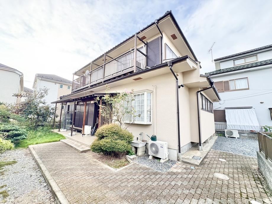 Spacious 6LDK Home with Parking for Four Cars - Photo 1