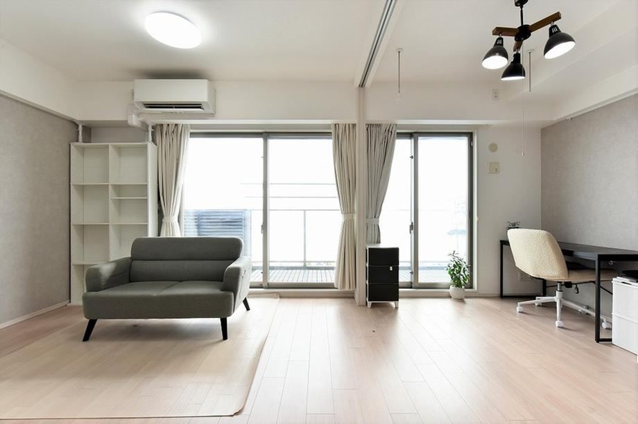Bright 2LDK Apartment with Southeast Balcony - Photo 1