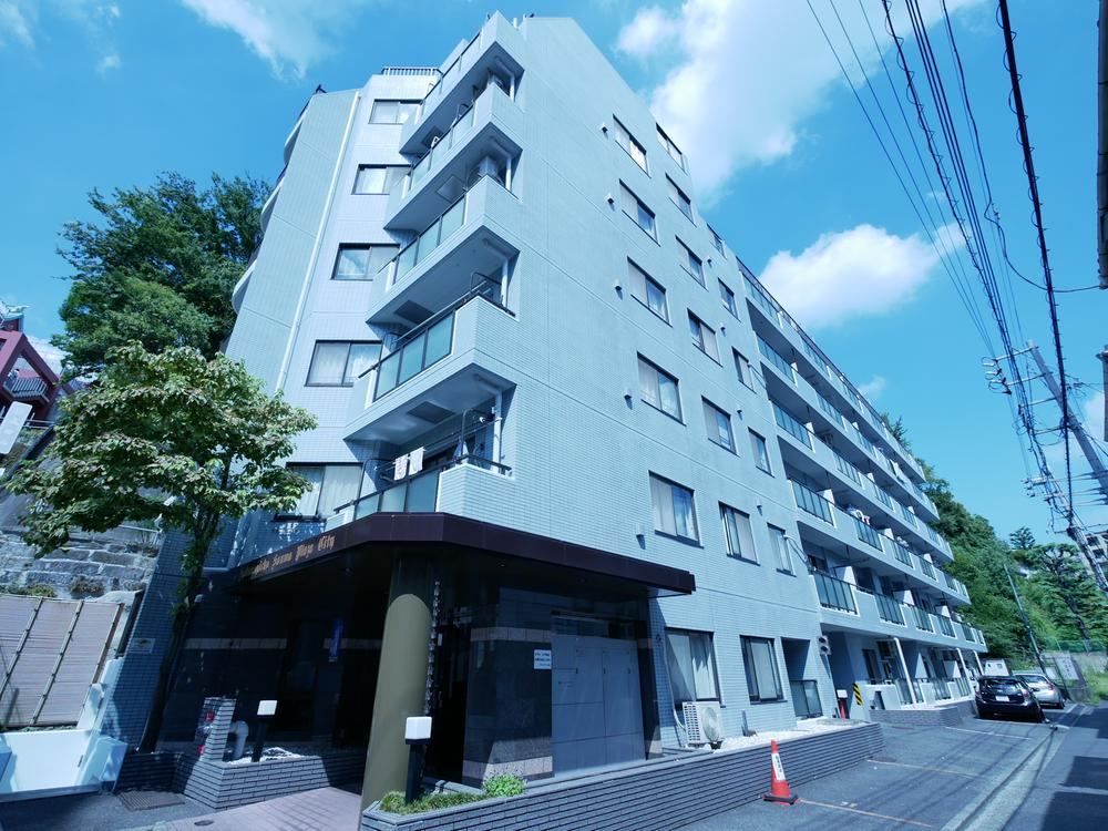 2LDK+S with Landmark Tower Views - Photo 1