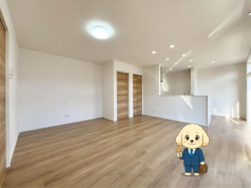 Renovated House with Flexible Space and Modern Amenities - Photo 1