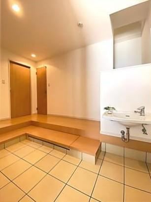 Stylish 4LDK House with Garage in Nishi-Kujo, Osaka - Photo 1