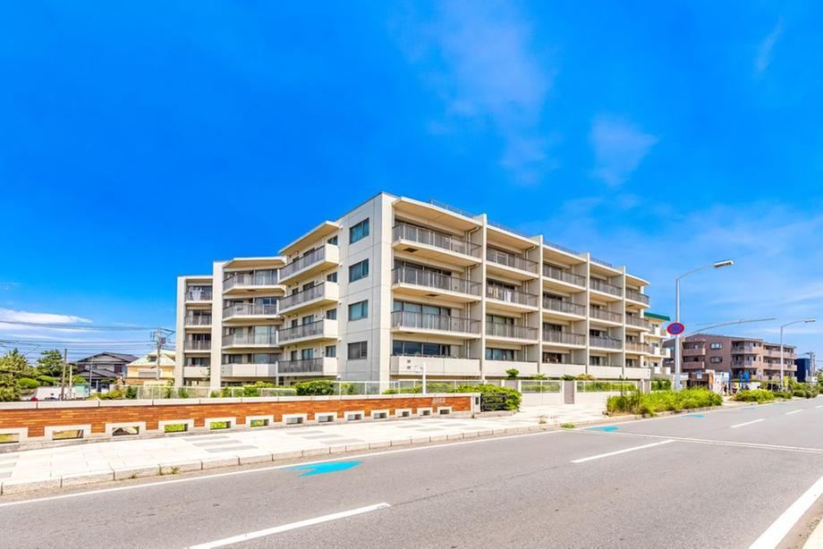 Stylish 2LDK Apartment with Ocean View - Photo 1