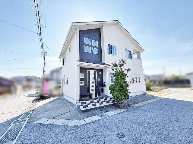 Modern 4LDK Home with Tatami Corner in Hikone - Photo 1