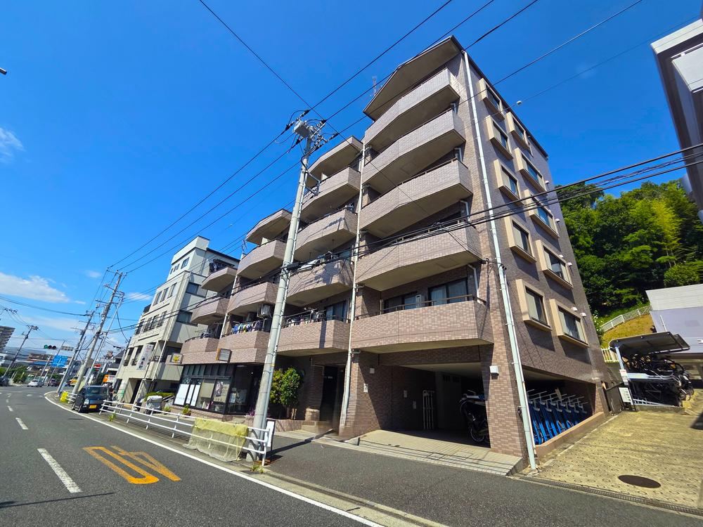 Stylish 3LDK Apartment with Rooftop Balcony - Photo 1