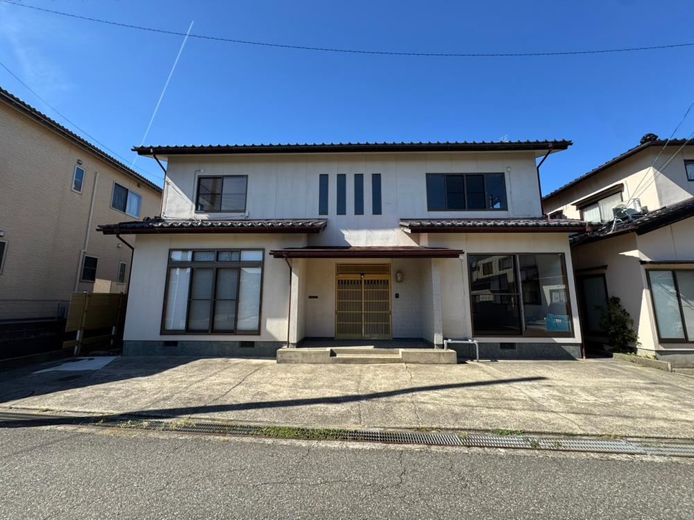 Renovated 5LDK Near Umakai Station - Photo 1