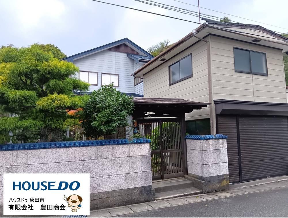 Charming Large House with Warmth and Light - Photo 1