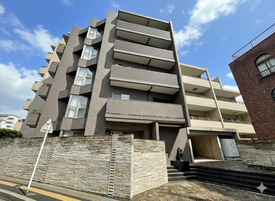 Pet-Friendly 2LDK Apartment 3 Minutes from Tsuruse Station - Photo 1