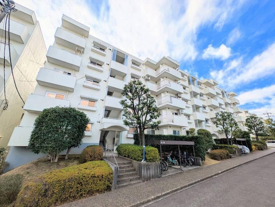 Spacious 3LDK Apartment in Azamino - Photo 1