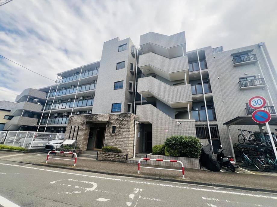 Spacious 3LDK Apartment in Minami-Dai - Photo 1