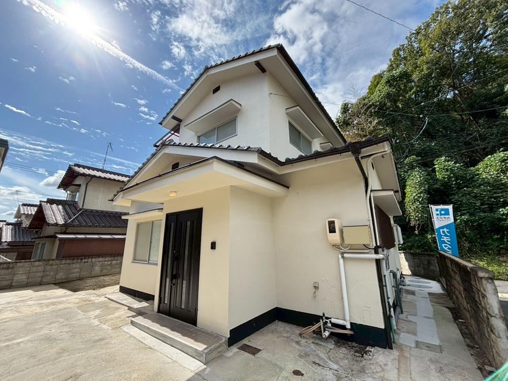 Renovated 3LDK House in Kanbe - Photo 1