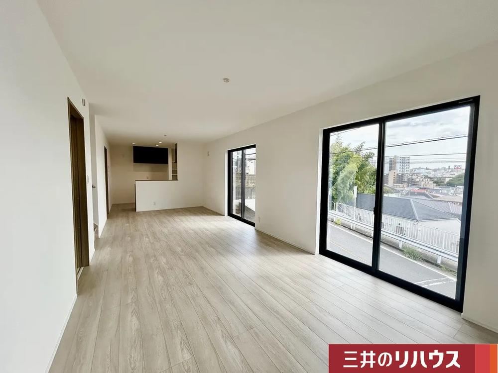 Modern 4LDK House with Excellent Sunlight - Photo 1