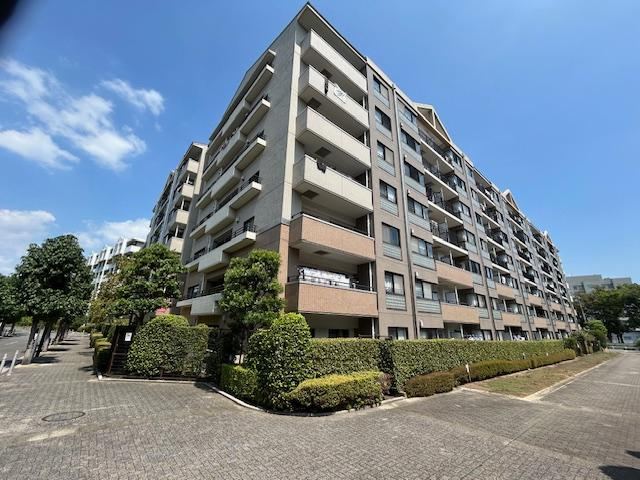 Beautifully Renovated 2LDK Apartment in Shinyamashita - Photo 1