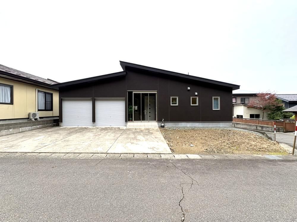 All-Electric 3LDK Bungalow with Parking for 5 Cars - Photo 1