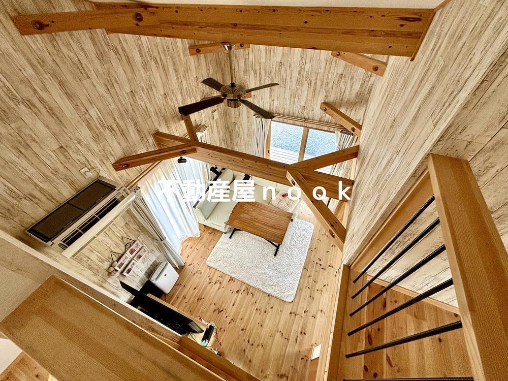 Spacious 3LDK Home with Scenic Views - Photo 1