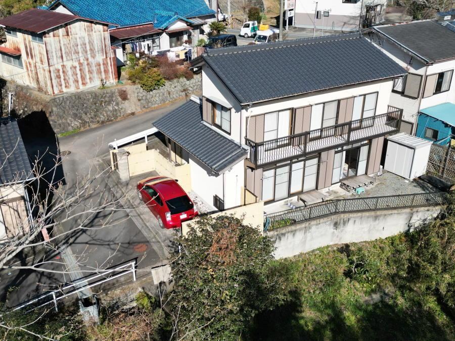 Sunny Home by the Riverside with Unique Features - Photo 1