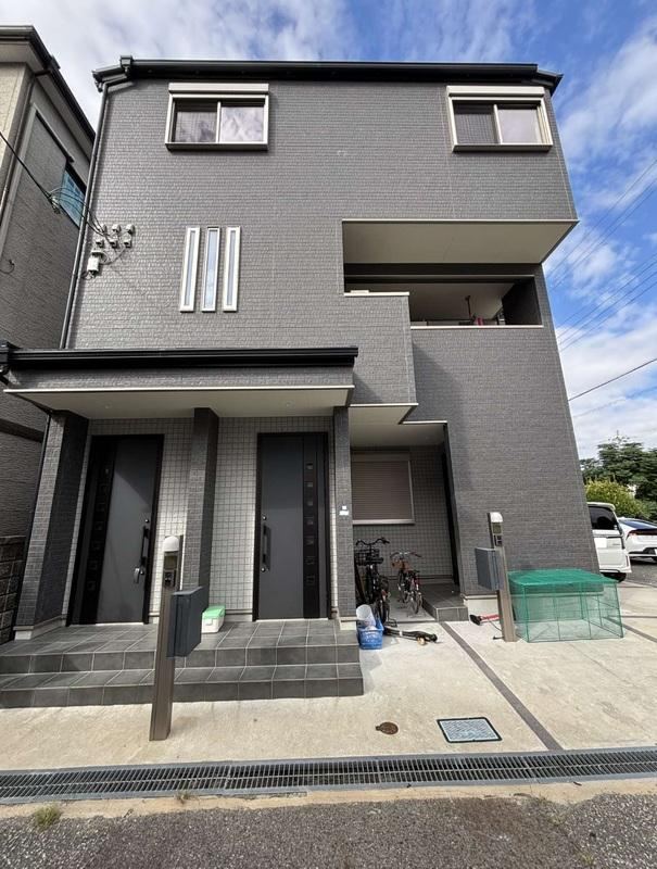 Three-Family 6LDK House in Amagasaki - Photo 1
