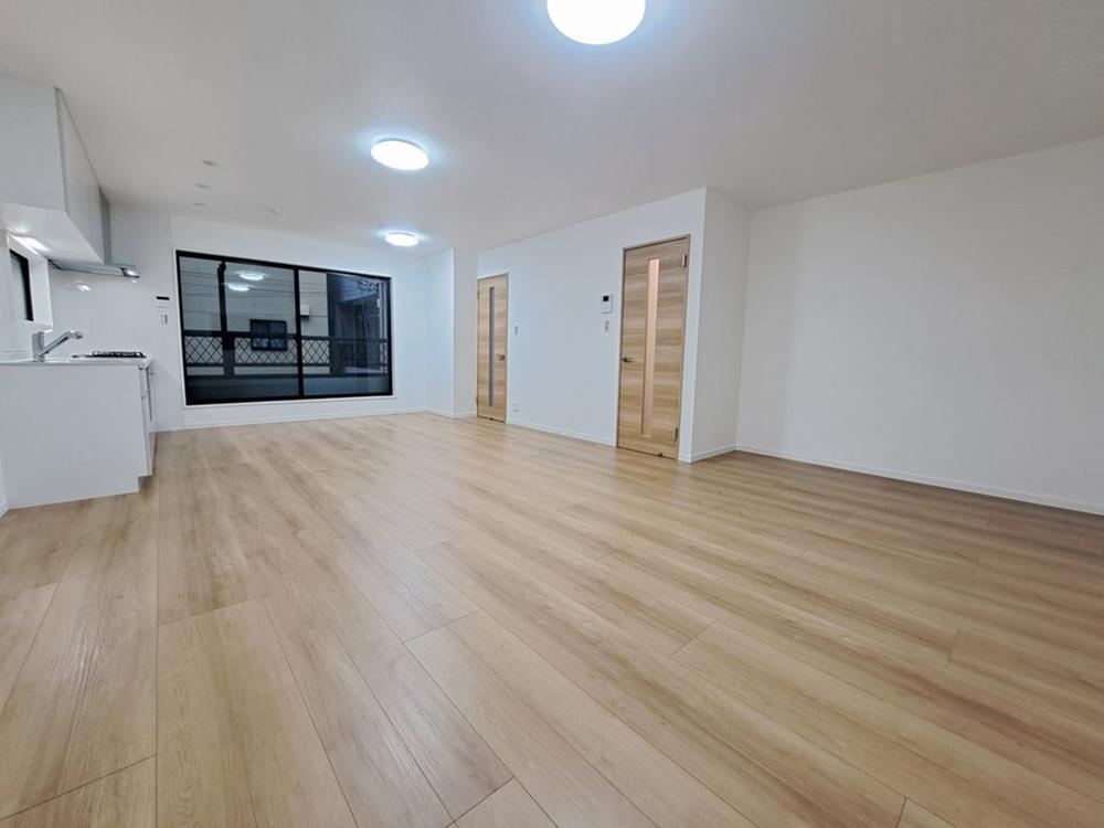 Renovated 4LDK House with Spacious Living Area in Nishinomiya - Photo 1