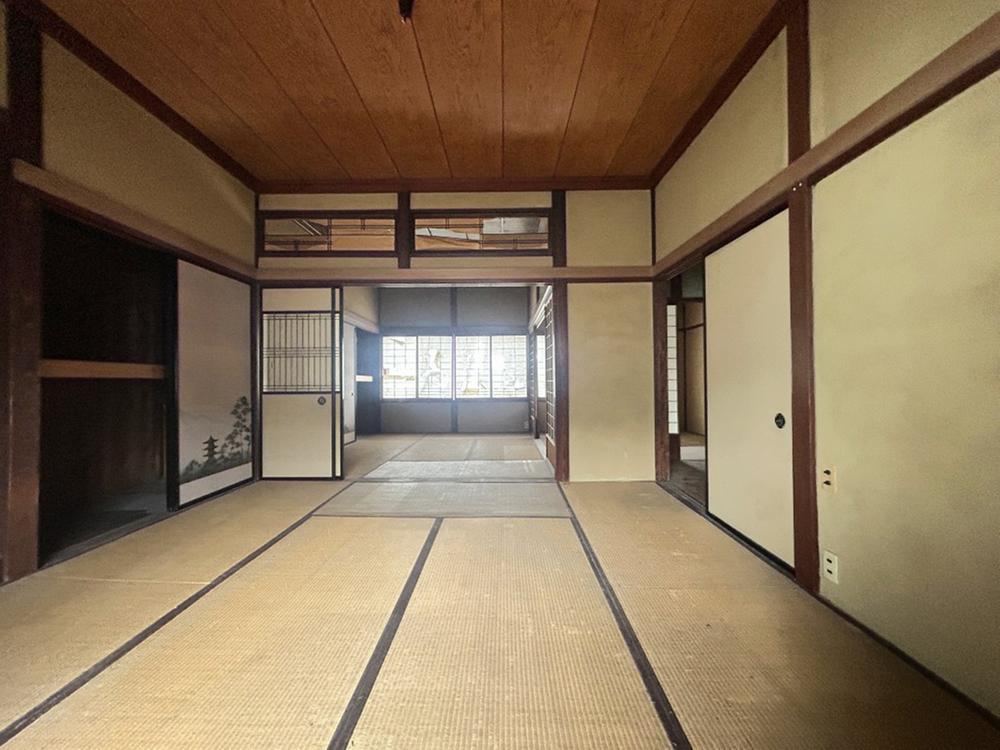 Charming 7K House Near Kojo Park - Photo 1