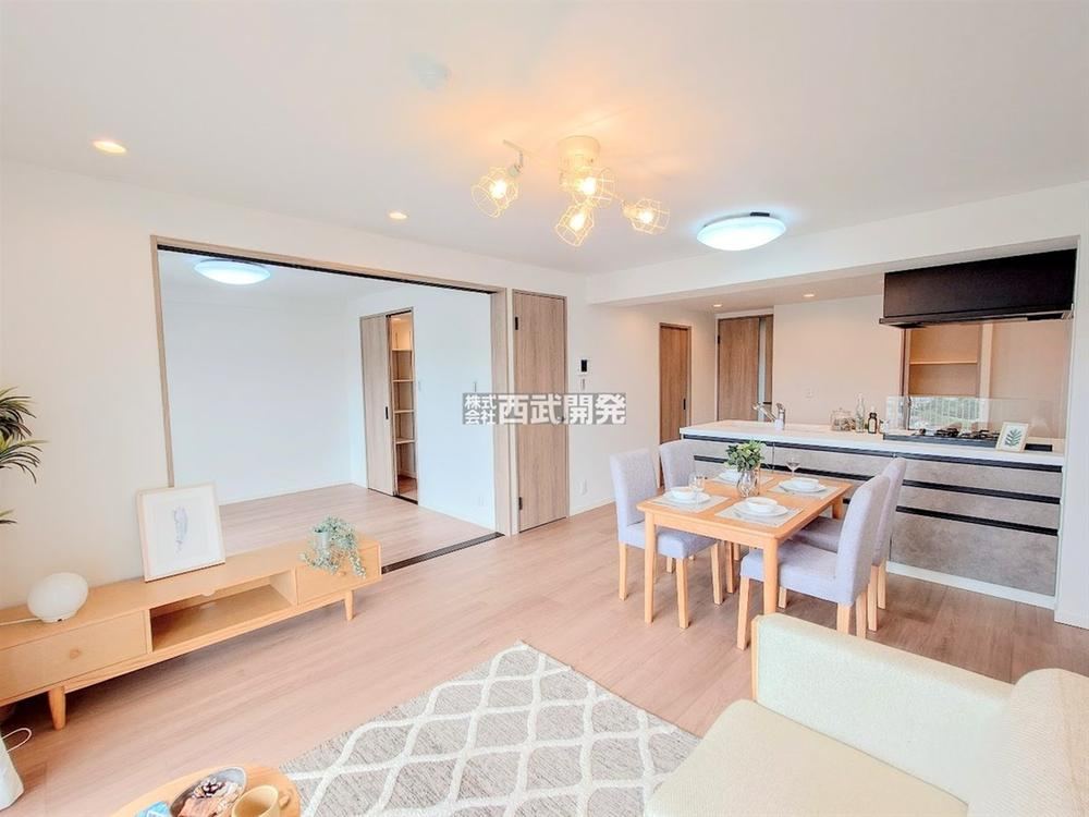 Top-Floor 3LDK Apartment with Great Views - Photo 1
