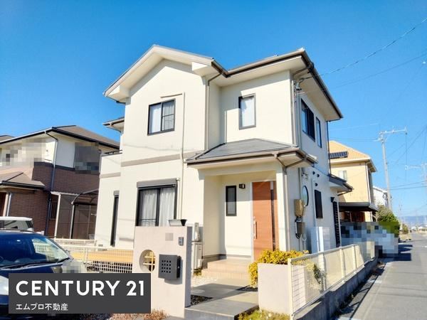 Charming 4LDK Home with Solar Panels - Photo 1