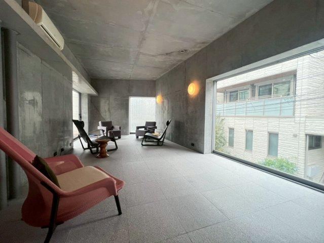 Stylish 3LDK House Designed by Dutch Architect in Minato - Photo 1