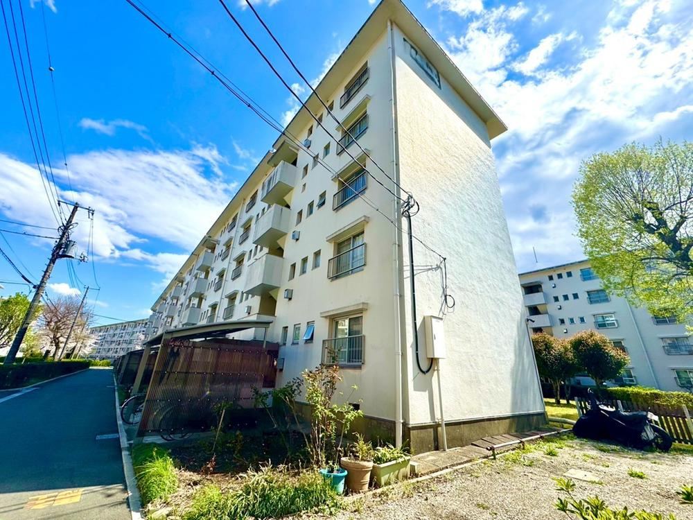 Bright 2LDK Apartment with Renovation History in Takiyama, Tokyo - Photo 1