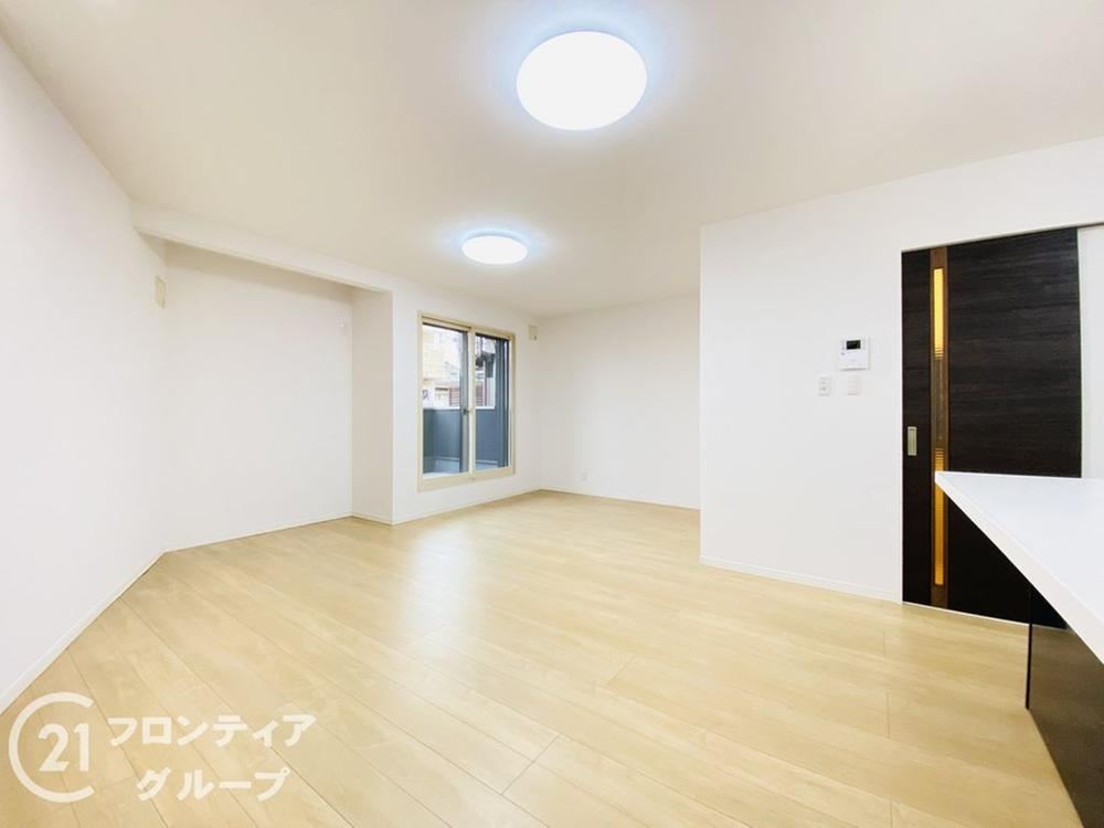 Renovated 4LDK Home with Bright Living Room - Photo 1