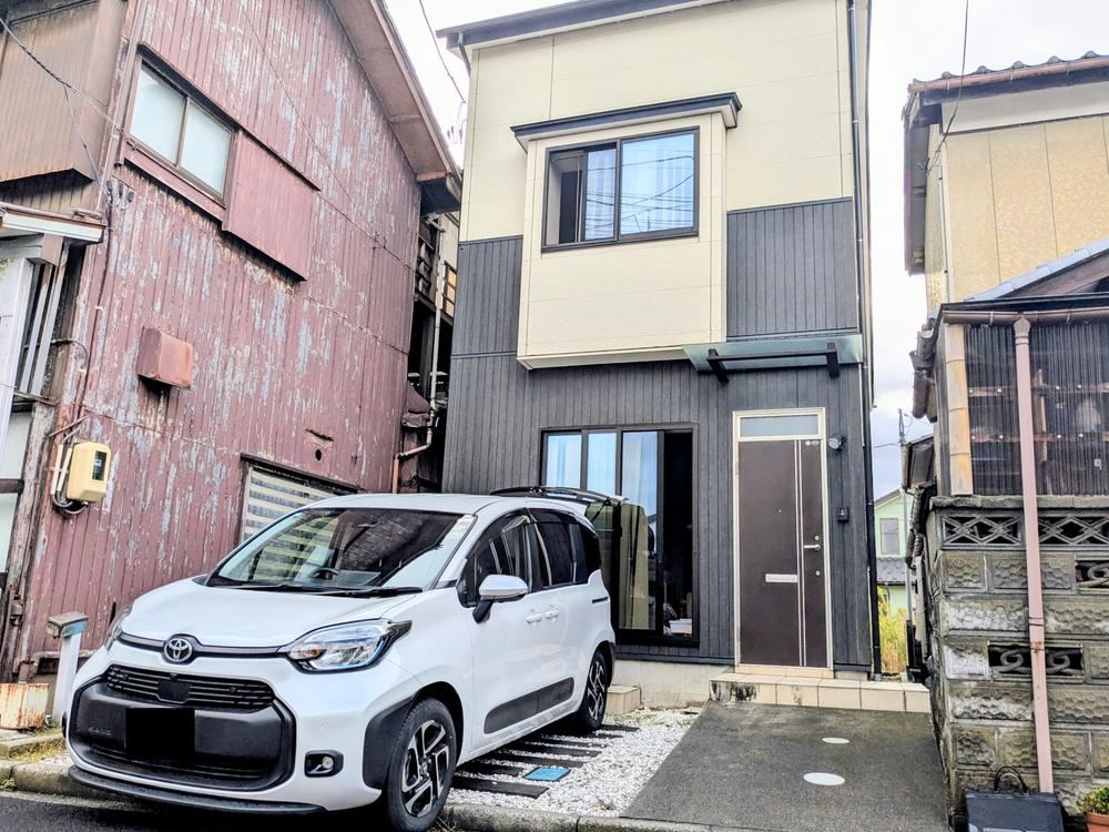 Convenient 3LDK Home with Easy Access to Shopping - Photo 1