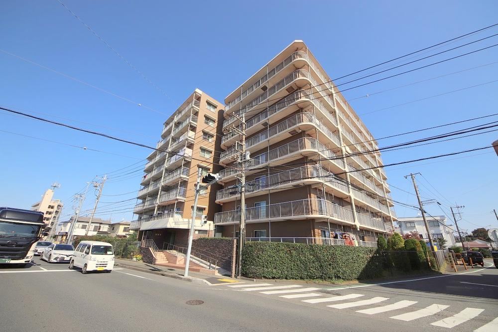 Open and Bright 3LDK Apartment with Renovation Planned - Photo 1