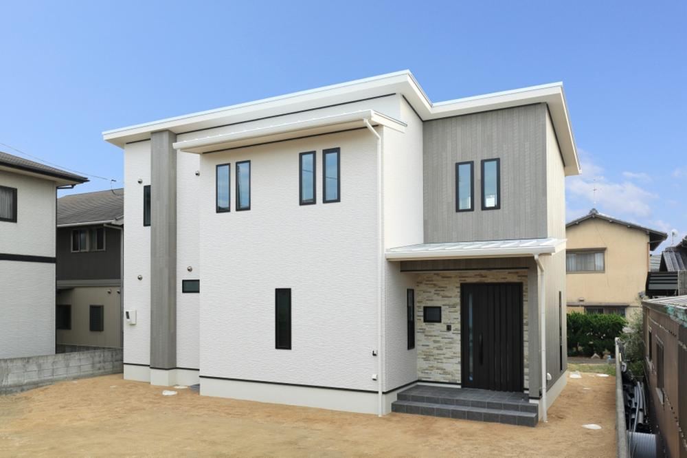 Spacious 5LDK House with Solar Power in Chayamachi - Photo 1