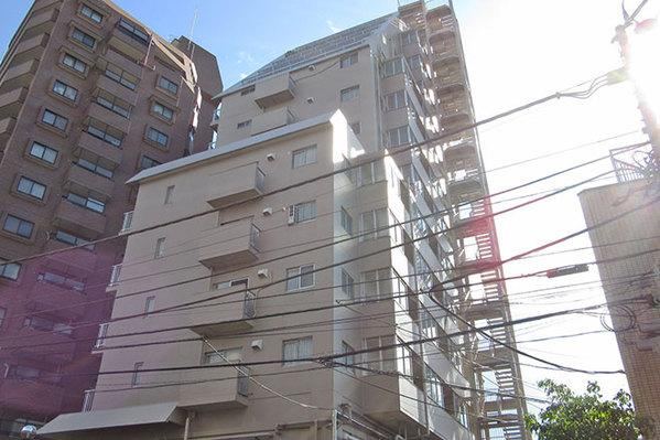 Fully Renovated 1LDK Apartment Just 2 Minutes from the Station - Photo 1