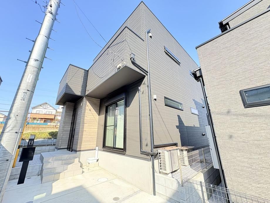 Newly Built 4LDK Home with Modern Features - Photo 1