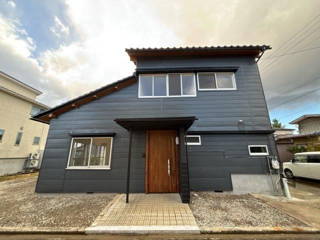 Corner Lot Home with New Water Fixtures in Toyama - Photo 1