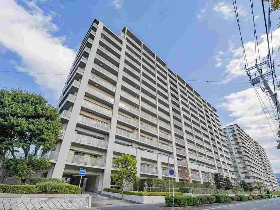 Bright 3LDK Apartment with Ocean Views - Photo 1