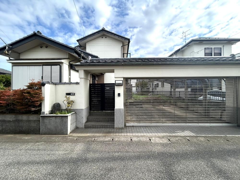Bright 5LDK House with South-Facing Rooms and Carport - Photo 1