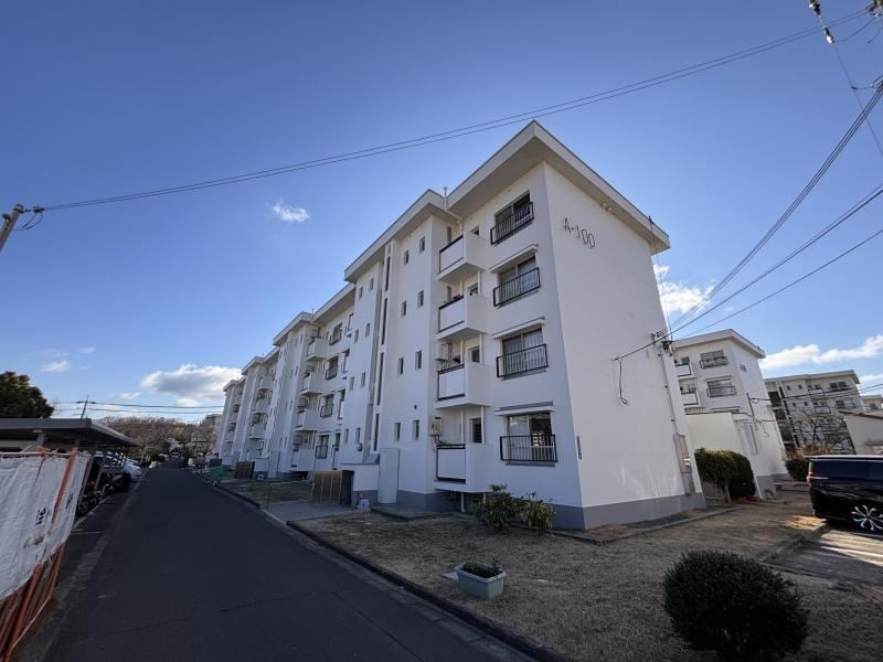 2LDK apartment in Neyagawa, Osaka - Photo 1