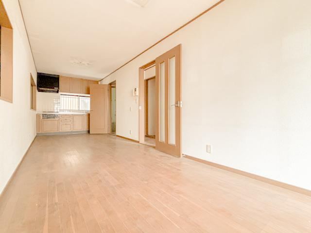 Sunny 3LDK Home with Recent Renovations - Photo 1