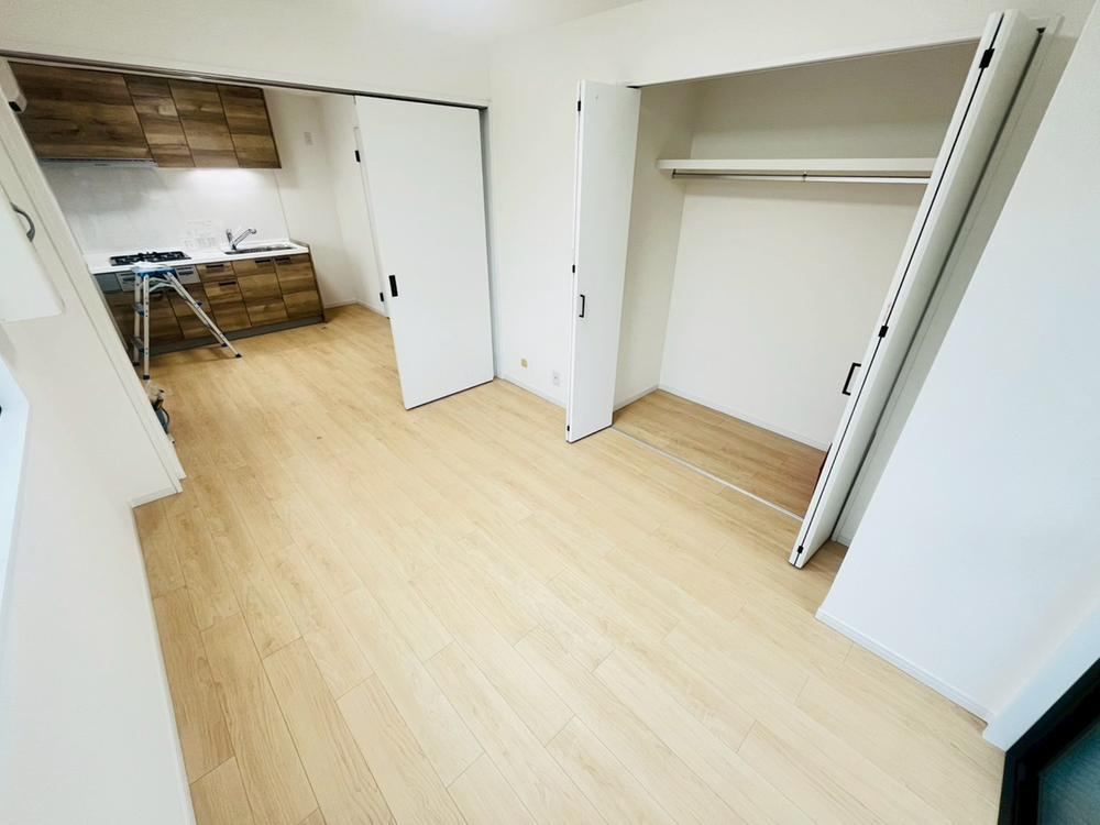 Stylish 2DK Apartment Just 2 Minutes from Keisei Tachikawa Station - Photo 1