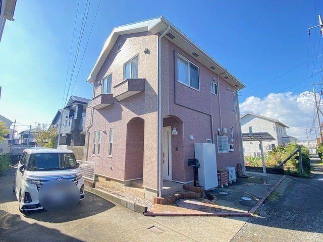 Charming Pre-Owned Home in Quiet Neighborhood - Photo 1