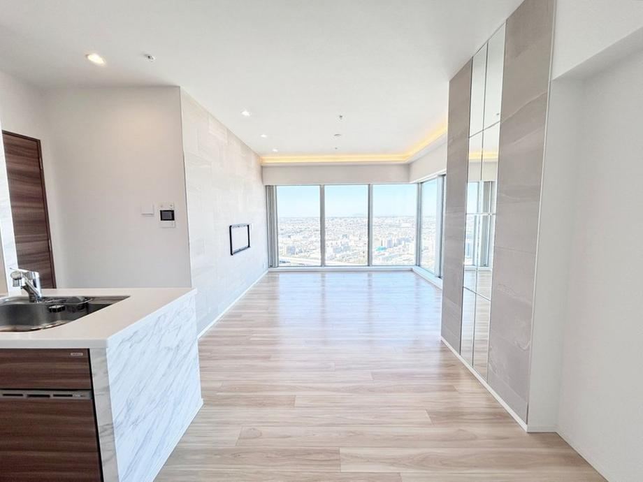 Spacious 3LDK Apartment in Mihama - Photo 1