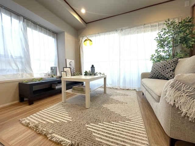 Newly Renovated 2DK Apartment in Tokumaru - Photo 1