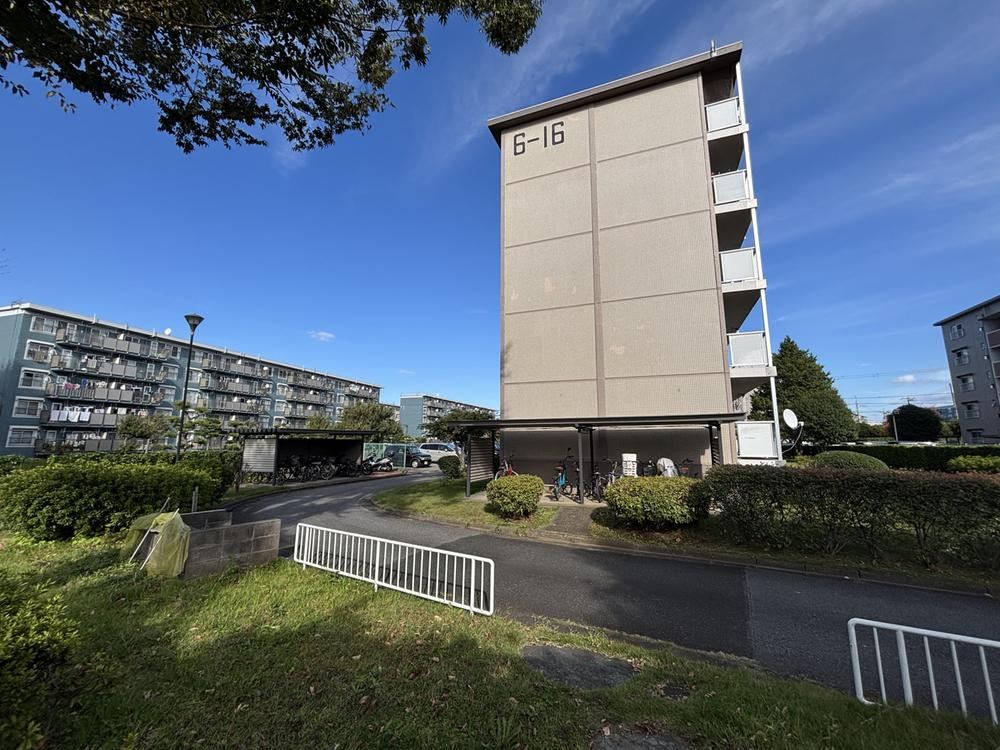 Fully Renovated 3DK Apartment in Yachiyo - Photo 1