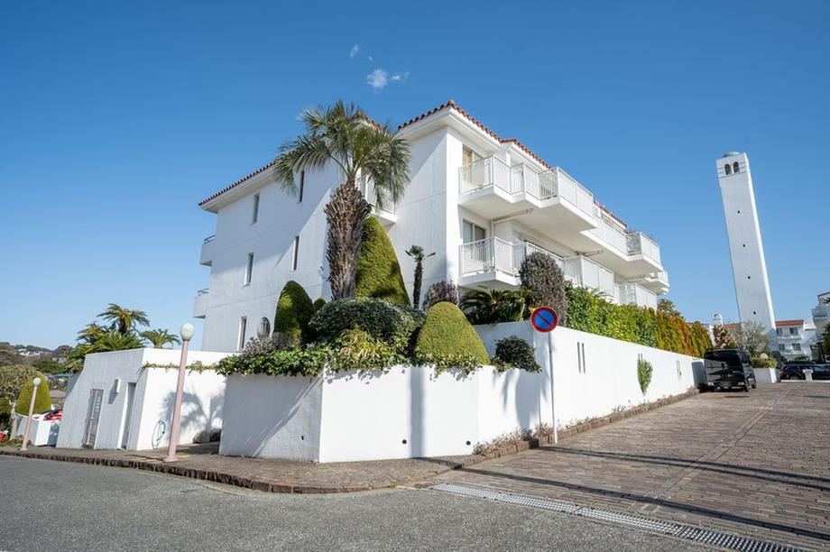 Modern 2LDK Apartment with Ocean View in Zushi - Photo 1