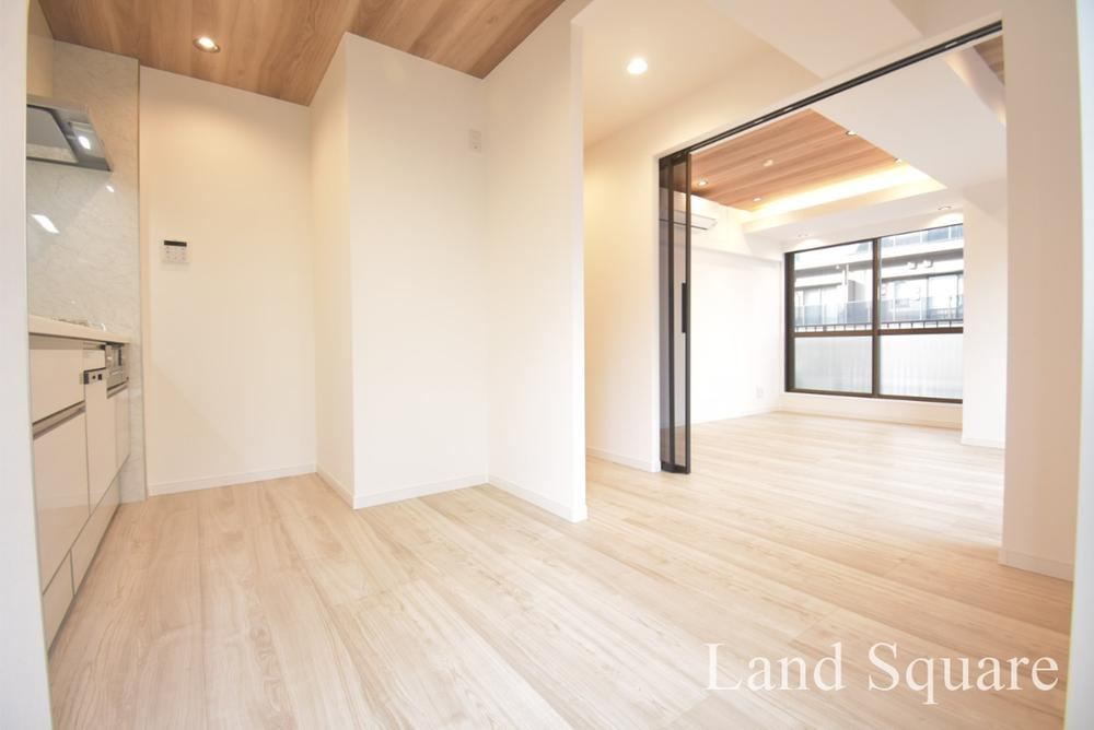 Renovated 1LDK Apartment with Modern Amenities - Photo 1