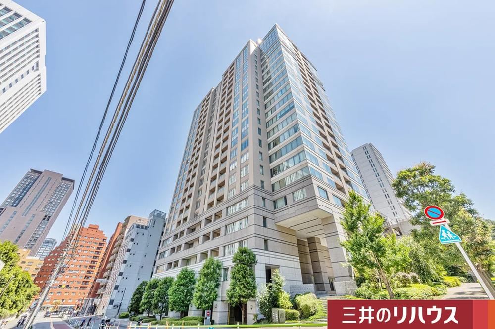 2LDK apartment in Minato Ward, Tokyo - Photo 1