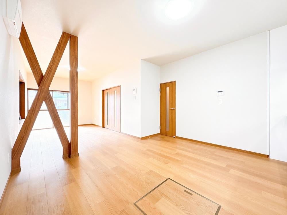 Renovated 4LDK Home with Ample Storage - Photo 1