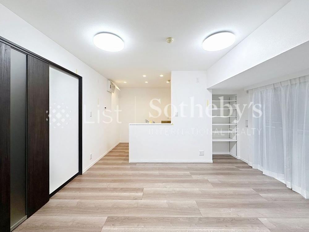 Renovated 3LDK Apartment with Private Garden Near Azamino Station - Photo 1